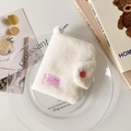 Detalle de cartera de felpa blanco roto con hebilla de corazón rosa y gancho - Blanco