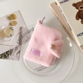 Primer plano detallado de un monedero de felpa rosa con anillo y cierre de presión - Rosa