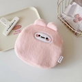 Dettaglio della borsa cosmetica in peluche rosa con texture morbida e logo del marchio - Rosa (Stile Coniglio)