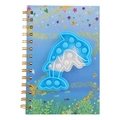 Detailansicht des Delfin-Fidget-Spielzeugs auf dem blauen Spiralnotizbuch im Ozean-Stil - Delfin