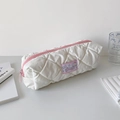 Détail de la pochette matelassée blanche imperméable avec fermeture éclair rose et patch - Blanc