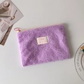Detalle de bolsa de almacenamiento de felpa morada con textura suave y cremallera rosa - Morado