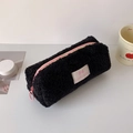 Detail von schwarzem Plüsch-Mäppchen mit rosa Reißverschluss und Lucky Gate Label - Schwarz