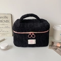 Beauty case nero in peluche con cerniera rosa e manico morbido per il trasporto - Nero