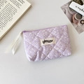 Detalle de neceser acolchado morado con estampado de salpicaduras y tirador de cinta - Morado