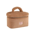 Dettaglio trousse per trucchi in peluche morbido con trama soffice ed etichetta in tessuto - Marrone