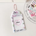 Dettaglio del porta carte in PVC bianco con stampe di cuccioli e catenella rosa - Bianco Corgi