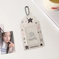 Nahaufnahme glitzernder Kartenhalter mit Sternenmotiv und Kette für Fotokarten im Star-Stil - Schwarzer Stern