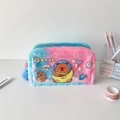 Détail de la trousse de maquillage en peluche dégradée avec motifs ours et pompon - Bleu
