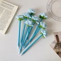 Detail van creatieve lichtblauwe rozenpennen met linten en decoratieve bloemtoppen - Blauw