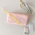 Detalle de estuche rosa con lazo amarillo y accesorios de papelería en estilo coreano - Rosa