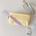 Detalle del estuche escolar de tela amarilla con cordón morado y etiqueta de hisocute - Amarillo