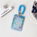 Dettaglio del porta fotocard in acrilico azzurro con gancio a molla e stampe retrò - Blu