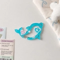 Primer plano de mosquetón delfín de acrílico azul con motivos de corazones y estrellas - Delfín