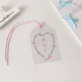 Détail de la pochette Omamori en PVC transparent avec motif de cœur et cordon rose - Rose - Tsuisachi Omamori