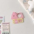 Detalle de colgante de casa en acrílico rosa y amarillo con recorte de corazón y lazo lindo - Organizador de casa rosa