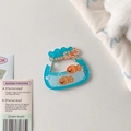 Detalle de llavero de pecera en acrílico azul con peces naranjas y lazo a rayas - Bolsa de la Suerte de Pez