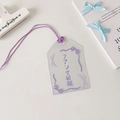Nahaufnahme eines klaren Acryl-Omamori-Anhängers mit lila Schleife und japanischer Schrift - Lila