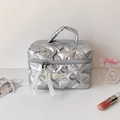 Details der silbernen gesteppten Kosmetiktasche mit Schleifenmuster und Schleife - Großes Silber