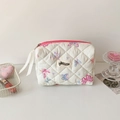 Détail de la trousse à maquillage matelassée à motifs papillons et zip rose vif - Imprimé Papillon (Blanc) / Blanc