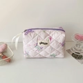 Détail d'une trousse à maquillage matelassée à motifs papillons avec ruban au curseur - Imprimé Papillon (Violet) / Violet