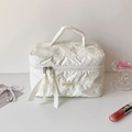 Trousse de toilette matelassée crème avec gaufrage nœud, double fermeture et ruban - Grand-Blanc
