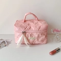 Dettaglio della trousse rosa trapuntata con fiocchi, doppia cerniera e nastro di seta - Fiocco Rosa - Grande