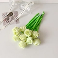 Dettaglio di penne a sfera a forma di rosa gialla con stelo verde su un tavolo bianco - Verde e Bianco
