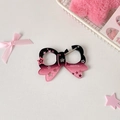 Détail du charm nœud en acrylique avec motif étoiles, dégradé noir-rose et clip argenté - Bijou de Nœud Dégradé / Nœud