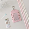 Detail eines rosa PU-Leder-Kartenhalters mit herzförmigem Clip und Sweet Love-Druck - Vertikal / Rosa