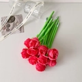 Dettaglio di penne a forma di rosa rossa artificiale con steli verdi per decorazione - Rosa Rosso