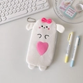 Dettaglio di un astuccio in peluche bianco con ricamo a cuore rosa e fiocco morbido - Bianco Corgi