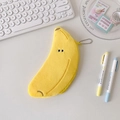 Dettaglio dell'astuccio a forma di banana in peluche con ricamo e catenella - Banana gialla