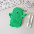 Dettaglio dell'astuccio cactus in peluche verde con ricamo a stella e cerniera - Cactus Verde