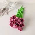 Dettaglio di penne a forma di rose rosa in un vaso con nastro e biglietto regalo - Viola