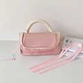 Détail de la pochette en PU rose avec broderie Soft Madeing et ruban décoratif chic - Rose (Comprend 2 Rubans)