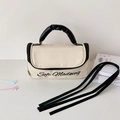 Détail de l'organiseur en similicuir crème avec bandoulière noire et broderie Soft Madeing - Noir (Comprend 2 Rubans)