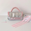 Détail du sac de rangement argent et rose avec broderie Soft Madeing et poignée rose - Argent (Comprend 2 Rubans)