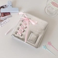 Detail eines silbernen Leder-A5-Albums mit rosa Bandschleife und Sterndruck - A7 Silber Hülle (Einzelne Hülle)