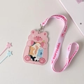Dettaglio del porta carte rosa Capybara con cordino coordinato e trama in ecopelle PU liscia - Capibara Rosa