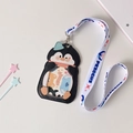Dettaglio del porta tesserino a pinguino con cordino stampato su superficie bianca - Pinguino Nero