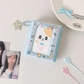 Dettaglio del raccoglitore per fotocard in PVC azzurro con gatto cartoon e ciondolo - Gatto Blu