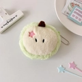 Dettaglio di un portamonete in peluche con catena a sfere e ricamo a stella sul davanti - Verde
