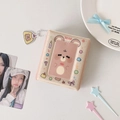 Mini album per foto in PVC con orsetto e portachiavi coordinato su scrivania bianca - Orso bruno