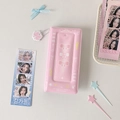 Detailansicht eines rosa Fotoalbum mit Schleifen und transparentem Einschub für Karten - Rosa