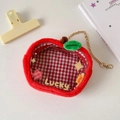 Detail der roten Apfel Plüschtasche mit Glücksbringer und transparentem Fenster - Roter Apfel