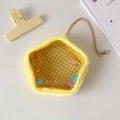 Detail der sternförmigen Plüschtasche mit PVC-Fenster und goldener Kette - Gelber Stern