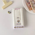 Detail eines Cartoon-Welpen-Fotoalbums für Fotokarten mit passendem Anhänger auf Tisch - Gelb (Mit Anhänger)