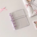 Detail der transparenten PVC-Hülle mit lila Sechs-Loch-Ringen und elastischem Silberband - Lila (Nur Schale)