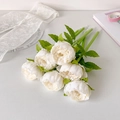 Dettaglio di penne a forma di fiore di peonia bianca artificiale su scrivania decorata - Bianco